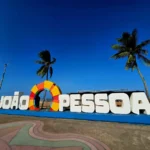 Turistas aproveitam a praia em João Pessoa durante o verão.