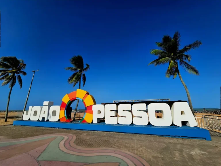 Turistas aproveitam a praia em João Pessoa durante o verão.