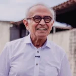 Cícero Lucena sorri e acena em evento público na Paraíba