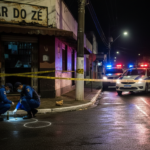 Cena de crime em frente a um bar em João Pessoa, com presença policial e isolamento da área.