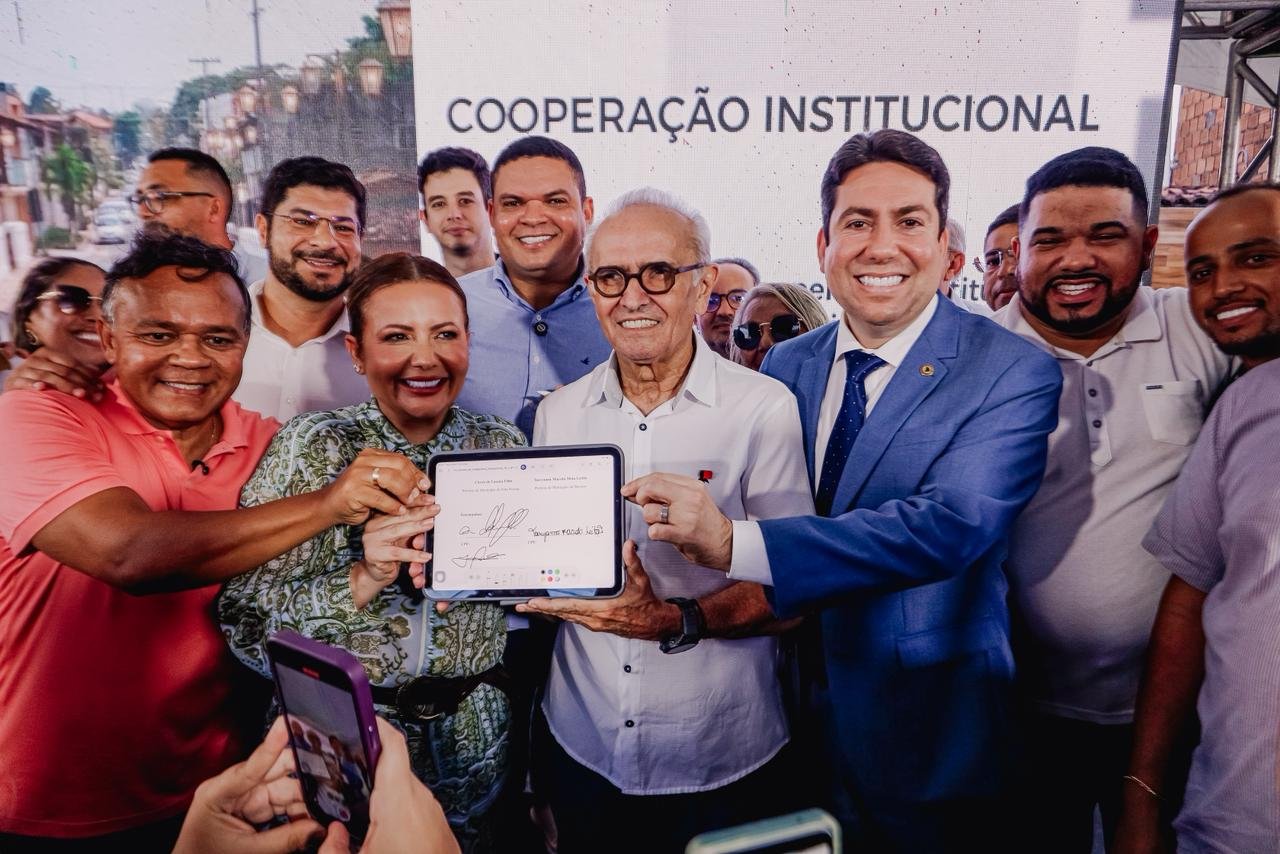 Prefeitos de João Pessoa e Bayeux assinam convênio para recuperação da Ponte do Baralho, simbolizando cooperação histórica e integração.