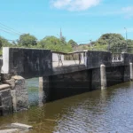 Vista de um trecho da Ponte do Baralho com equipes prontas para iniciar a restauração, simbolizando a parceria entre João Pessoa e Bayeux.
