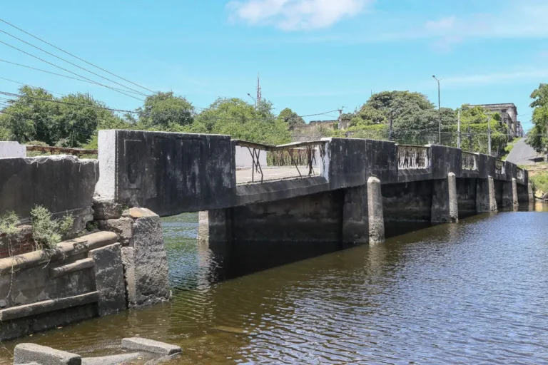Vista de um trecho da Ponte do Baralho com equipes prontas para iniciar a restauração, simbolizando a parceria entre João Pessoa e Bayeux.