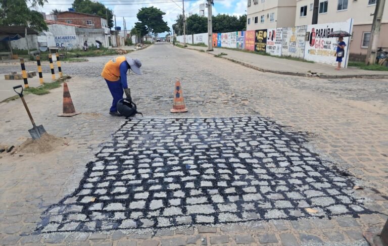 Equipe da Seinfra realizando manutenção de rua em João Pessoa