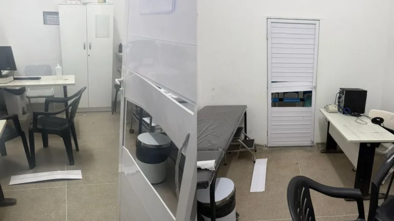 Médico com expressão preocupada em consultório hospitalar