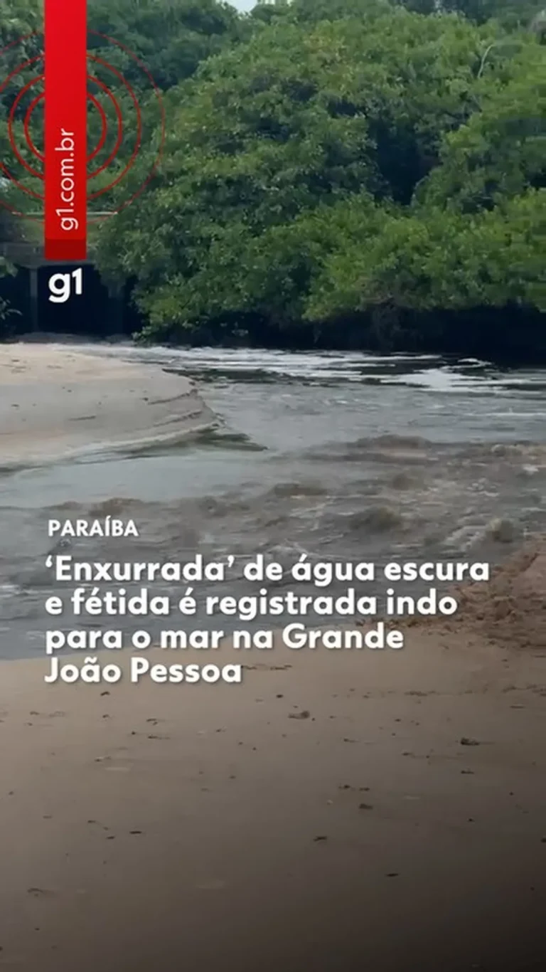 Enxurrada de água escura e com mau cheiro desaguando em praia na Grande João Pessoa.