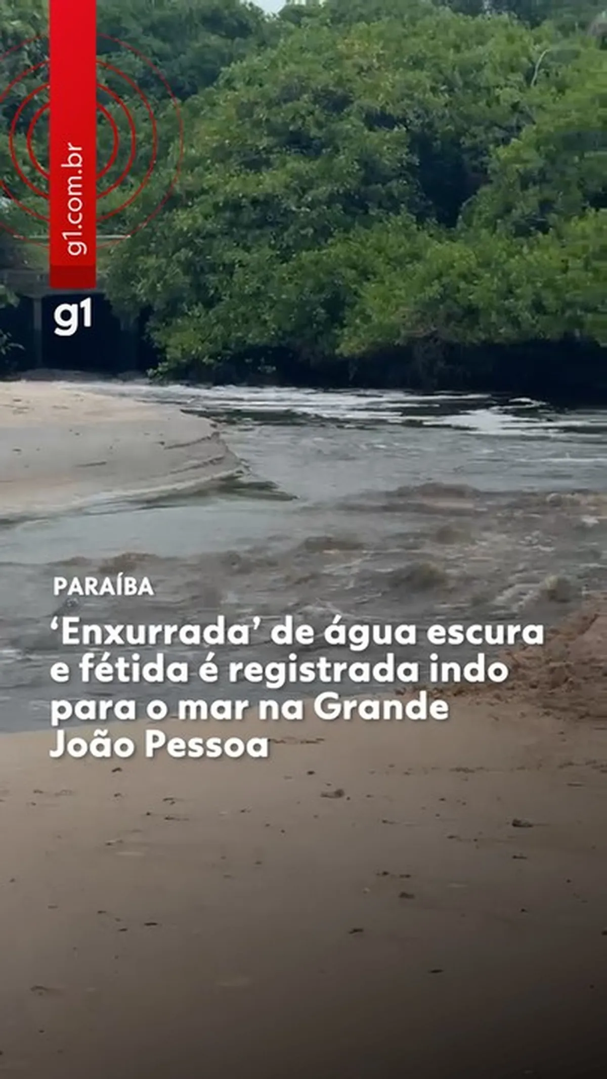 Enxurrada de água escura e com mau cheiro desaguando em praia na Grande João Pessoa.