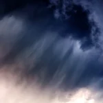 Céu carregado de nuvens escuras sobre Campina Grande, prenunciando chuvas intensas e risco de queda de energia.