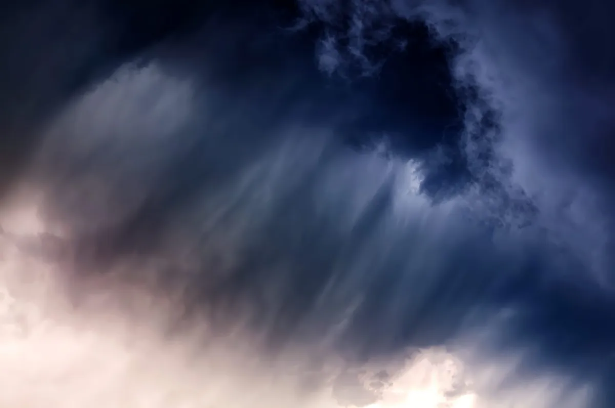 Céu carregado de nuvens escuras sobre Campina Grande, prenunciando chuvas intensas e risco de queda de energia.