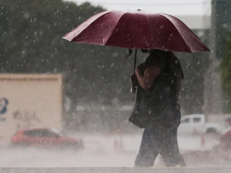 Céu nublado e escuro com chuva forte caindo em João Pessoa, Paraíba, indicando alerta meteorológico.
