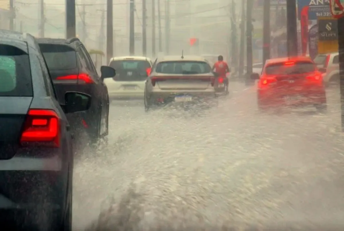 Céu de tempestade com chuva forte sobre João Pessoa