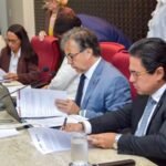Representantes do Ministério Público, Tribunal de Contas e MP de Contas da Paraíba em reunião, discutindo restrições de gastos com festas juninas.