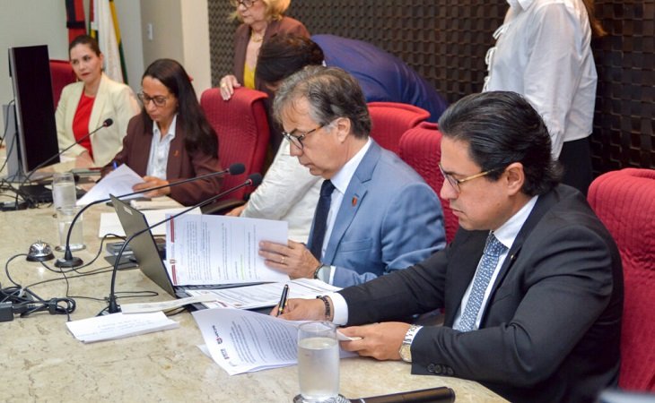 Representantes do Ministério Público, Tribunal de Contas e MP de Contas da Paraíba em reunião, discutindo restrições de gastos com festas juninas.