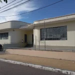 Fachada de escola estadual em João Pessoa com clima de apreensão após incidente.