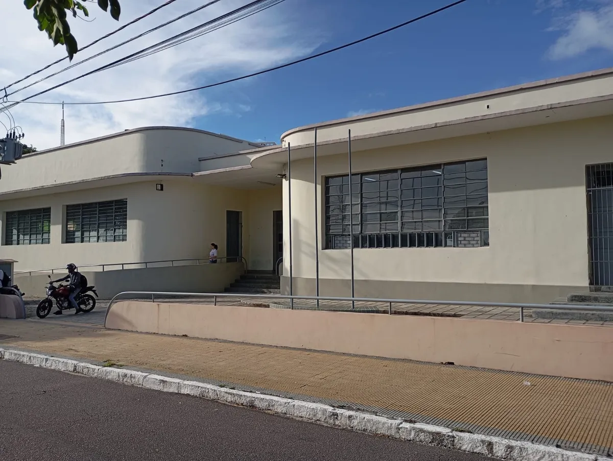 Fachada de escola estadual em João Pessoa com clima de apreensão após incidente.