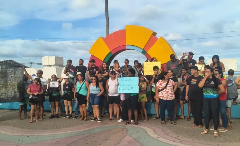 Ambulantes protestam na orla de João Pessoa com faixas exigindo o direito de trabalhar.