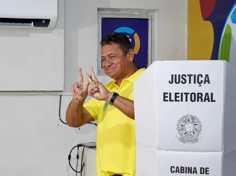 Urna eletrônica durante as eleições suplementares em Cabedelo, com a mão de um eleitor prestes a confirmar o voto.