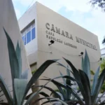 Governador Lucas Ribeiro recebendo a Medalha Cidade de João Pessoa na Câmara Municipal