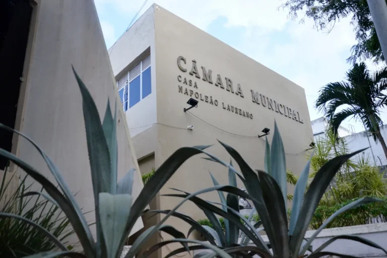 Governador Lucas Ribeiro recebendo a Medalha Cidade de João Pessoa na Câmara Municipal