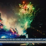 Vista aérea noturna do palco principal do São João de Campina Grande 2026, com artistas e público em festa.