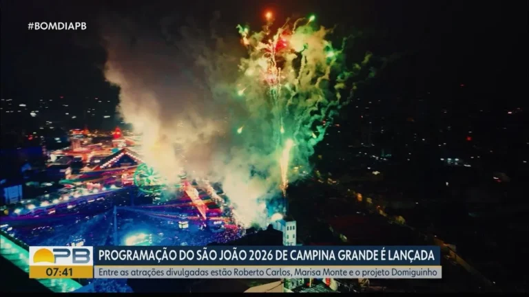 Vista aérea noturna do palco principal do São João de Campina Grande 2026, com artistas e público em festa.
