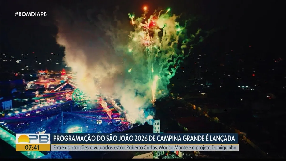 Vista aérea noturna do palco principal do São João de Campina Grande 2026, com artistas e público em festa.