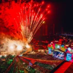 Palco principal do São João de Campina Grande com iluminação festiva ao entardecer.