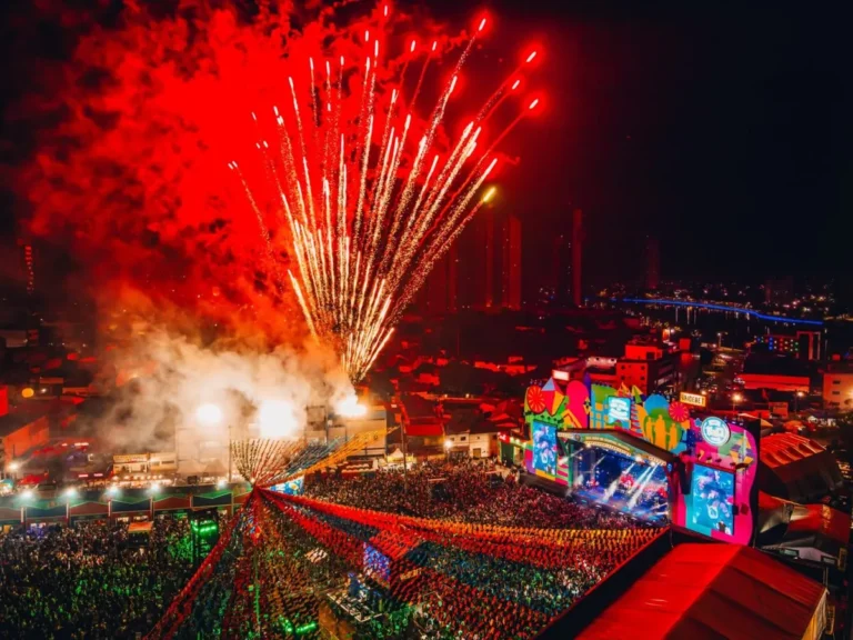 Palco principal do São João de Campina Grande com iluminação festiva ao entardecer.