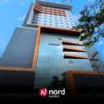 Fachada do hotel Nord Luxxor Citymix Campina Grande, com iluminação moderna e elementos culturais.