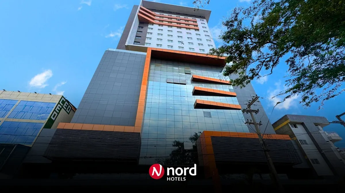 Fachada do hotel Nord Luxxor Citymix Campina Grande, com iluminação moderna e elementos culturais.