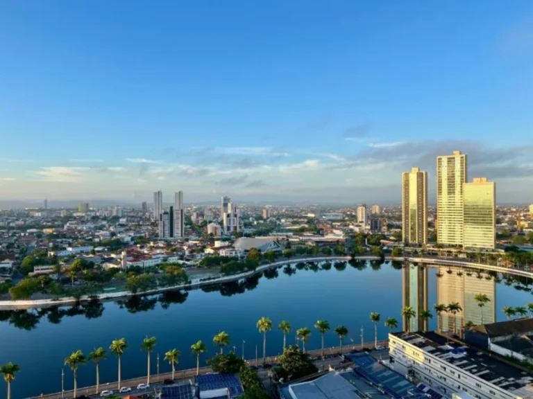 Centro urbano de Campina Grande com prédios comerciais modernos e atividade econômica vibrante.