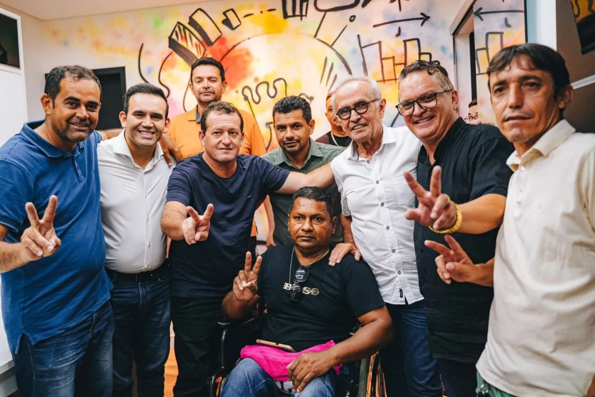 Cícero Lucena com lideranças políticas do interior da Paraíba em evento de adesão
