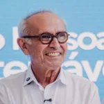 Cícero Lucena em evento político, sorrindo e gesticulando para a multidão, após liderar pesquisa de intenções de voto para o governo da Paraíba.
