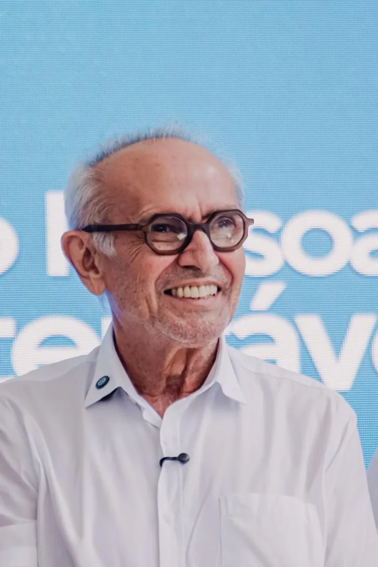 Cícero Lucena em evento político, sorrindo e gesticulando para a multidão, após liderar pesquisa de intenções de voto para o governo da Paraíba.