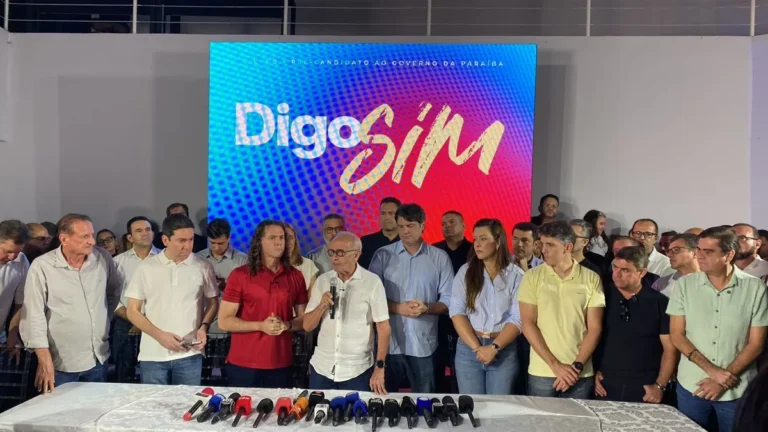 Cícero Lucena discursa após renunciar à prefeitura de João Pessoa.