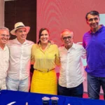 Cícero Lucena cumprimenta apoiadores em evento político no Sertão da Paraíba, fortalecendo sua pré-candidatura ao governo.