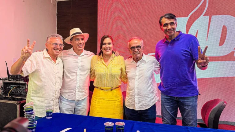 Cícero Lucena cumprimenta apoiadores em evento político no Sertão da Paraíba, fortalecendo sua pré-candidatura ao governo.