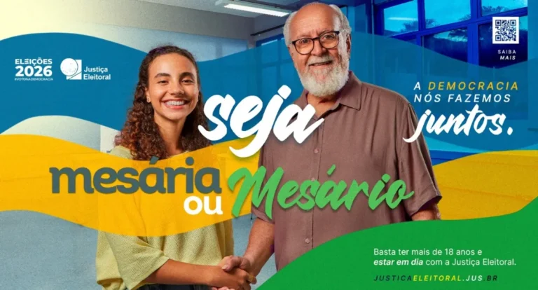 Mãos de um mesário e de um eleitor interagem com uma urna eletrônica para votação e biometria.