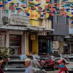 Ruas de comércio em Campina Grande movimentadas durante o São João, com consumidores comprando em lojas decoradas.