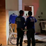 Foto ilustrativa de uma rua residencial com indícios de um acidente.