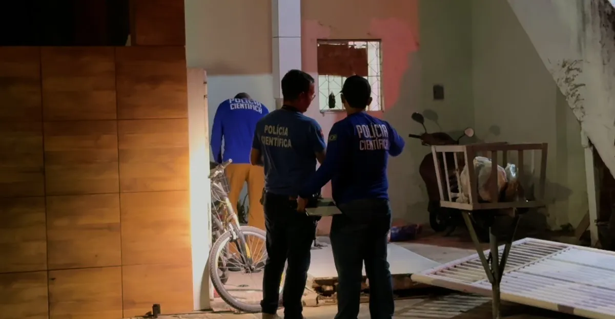 Foto ilustrativa de uma rua residencial com indícios de um acidente.