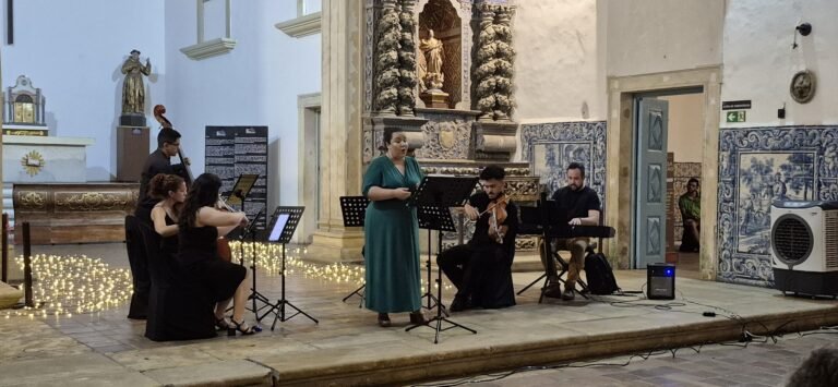 Cantores líricos do Curta Ópera PB se apresentam no Centro Cultural São Francisco.