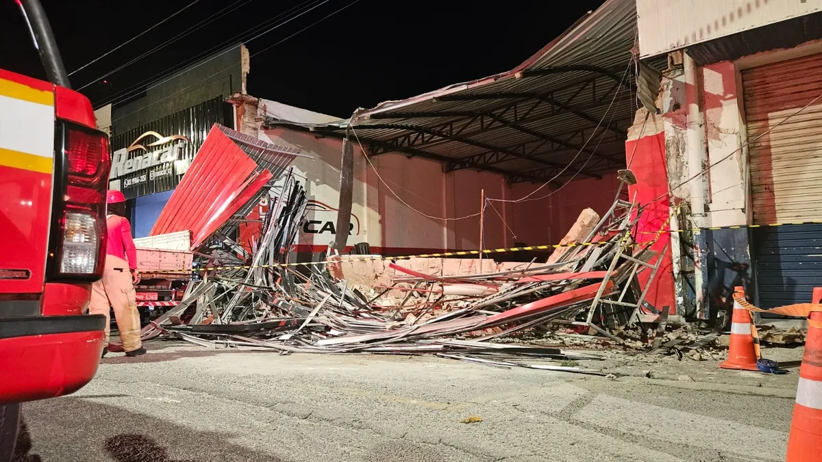 Cena de desabamento de estrutura em obra de reforma em Campina Grande, apontada como fatal por suportes inadequados.