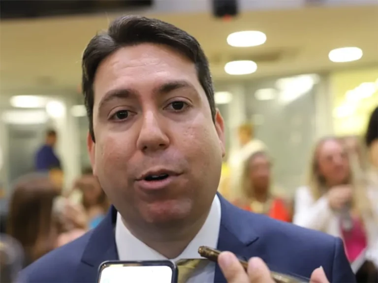 Deputado estadual Felipe Leitão discursando em coletiva de imprensa sobre alianças políticas.