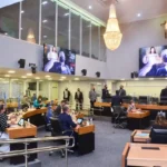 Deputados estaduais da Paraíba em corredor da Assembleia Legislativa