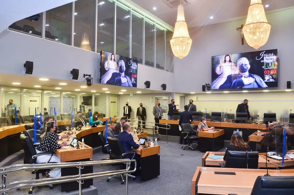 Deputados estaduais da Paraíba em corredor da Assembleia Legislativa