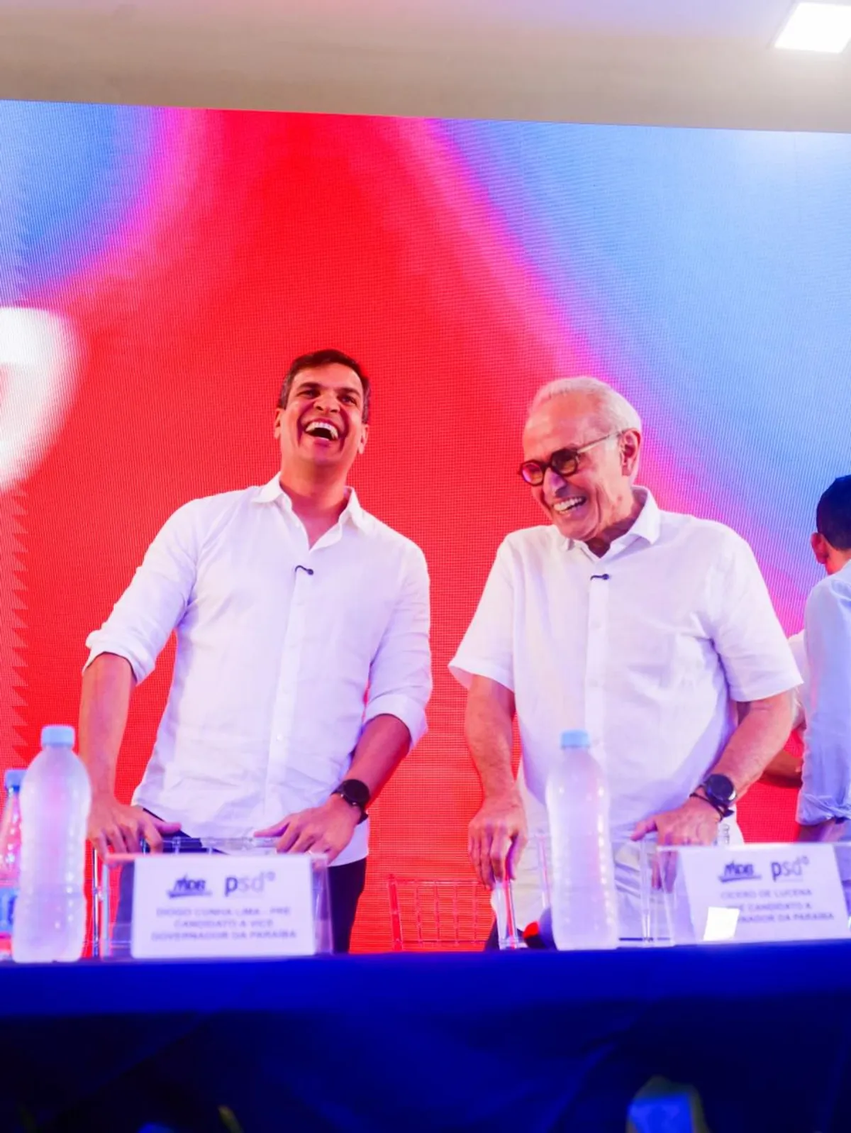 Cícero Lucena e Diogo Cunha Lima no palco após anúncio de vice na chapa