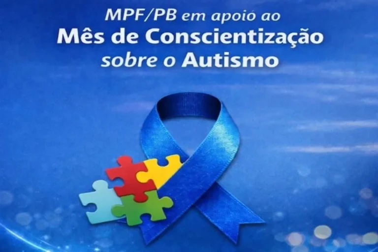 Fachada do prédio do Ministério Público Federal em João Pessoa, iluminada em azul vibrante durante a noite para a conscientização do autismo.