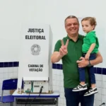 Edvaldo Neto celebra eleição como prefeito de Cabedelo cercado por apoiadores
