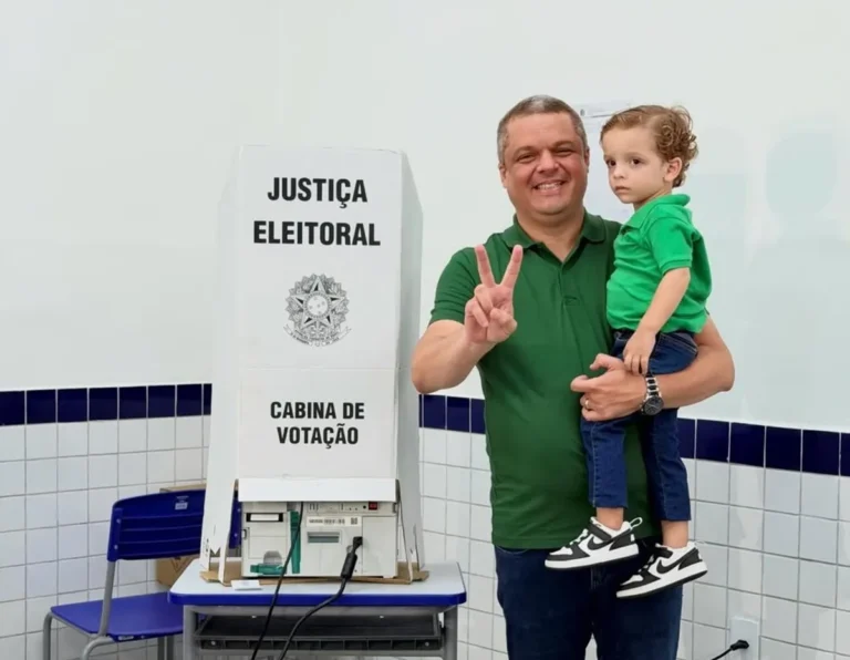 Edvaldo Neto celebra eleição como prefeito de Cabedelo cercado por apoiadores